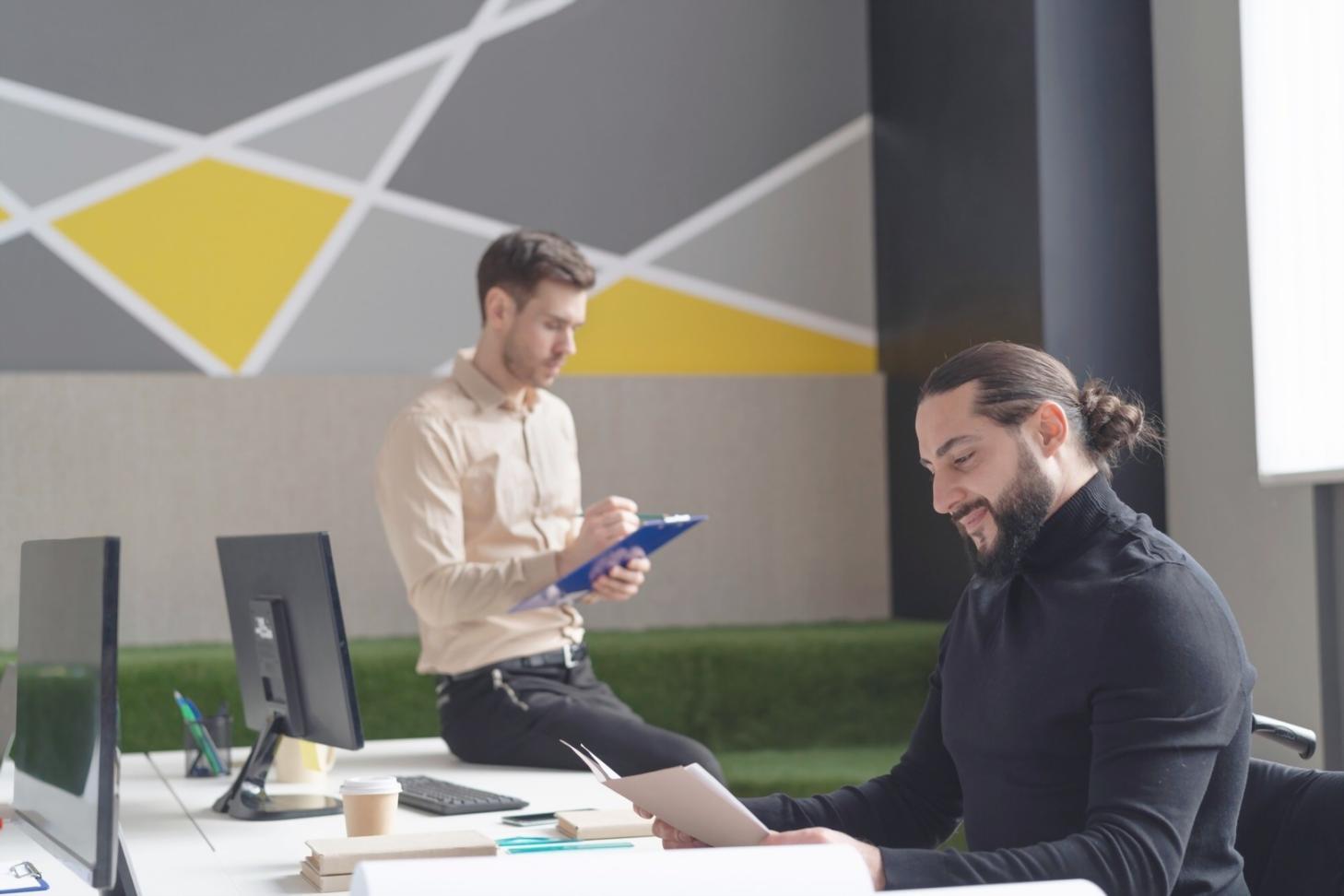 Sessione di psicologia esistenziale in corso con ambiente accogliente e professionale