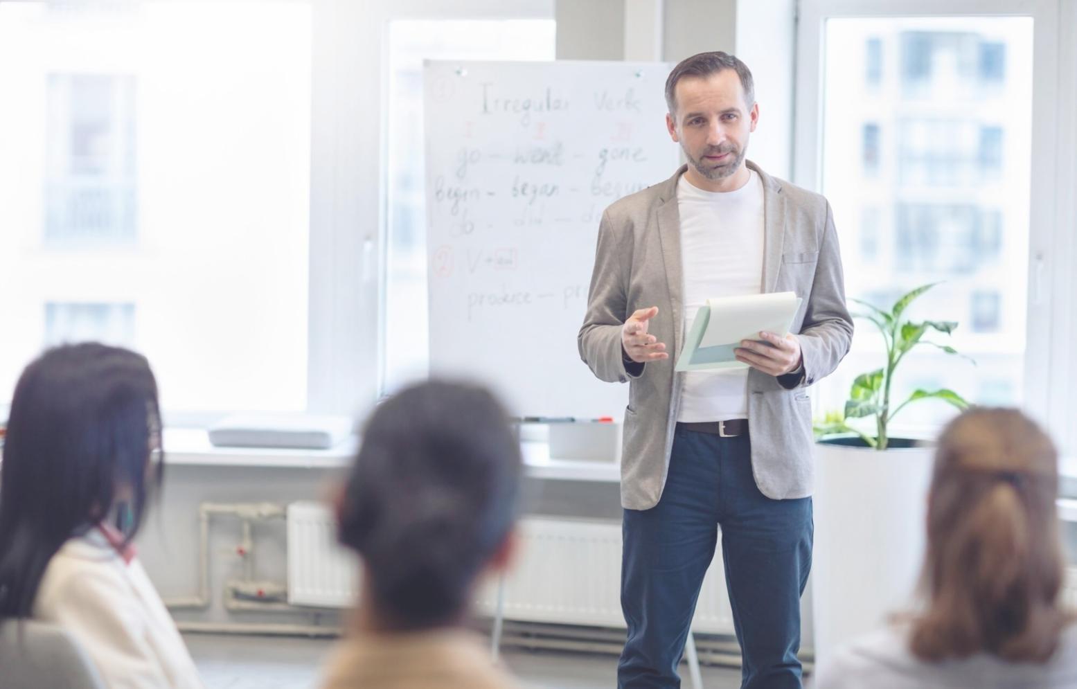 Sala per incontri di gruppo con disposizione circolare che favorisce il dialogo