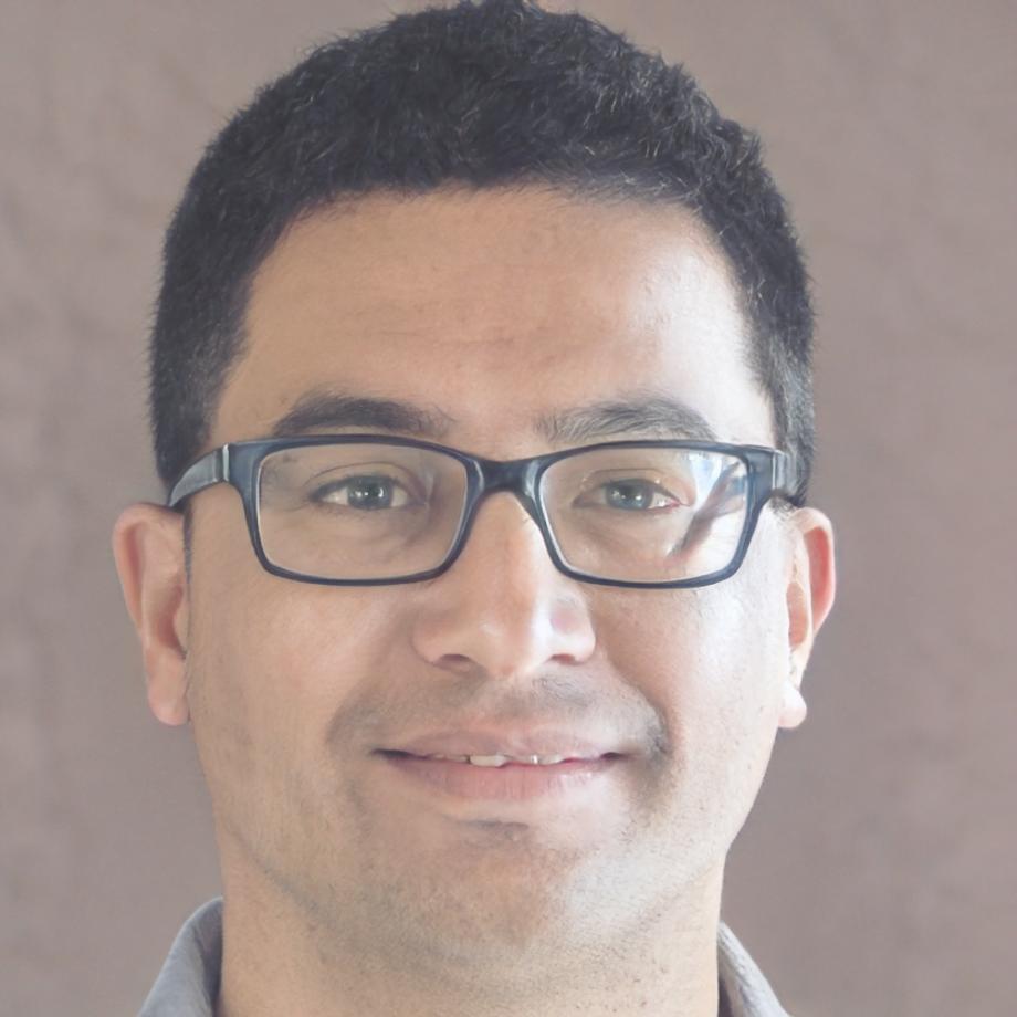 Ritratto del Dott. Maurizio Belgrado durante una sessione di gruppo nel centro javreliano